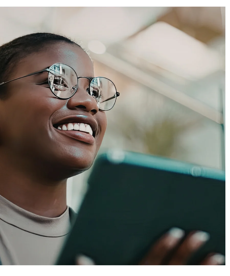 Conseillère MyTaxly souriante consultant une tablette